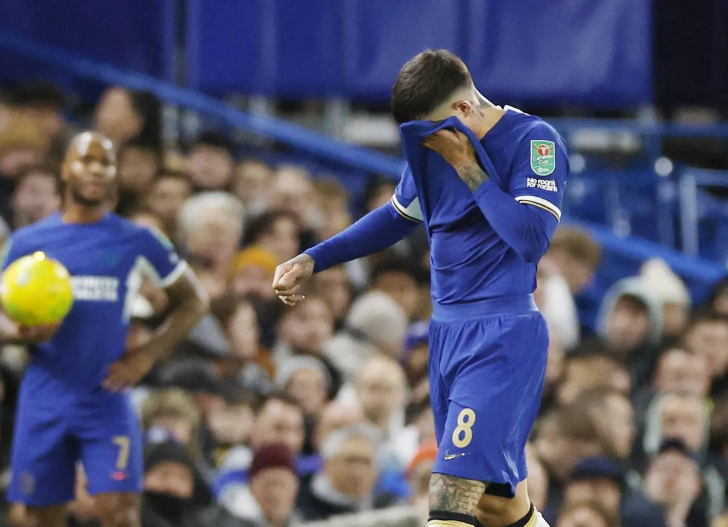 إنزو فرنانديز لاعب تشيلسي أثناء خروجه من الملعب متأثراً بإصابته خلال مواجهة نيوكاسل في الدوري الإنجليزي الممتاز (رويترز)