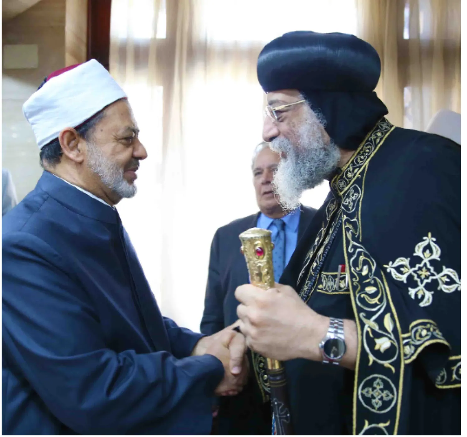 شيخ الأزهر والبابا تواضروس الثاني خلال تبادل التهاني بالأعياد عام 2016 (المركز الإعلامي للأزهر)