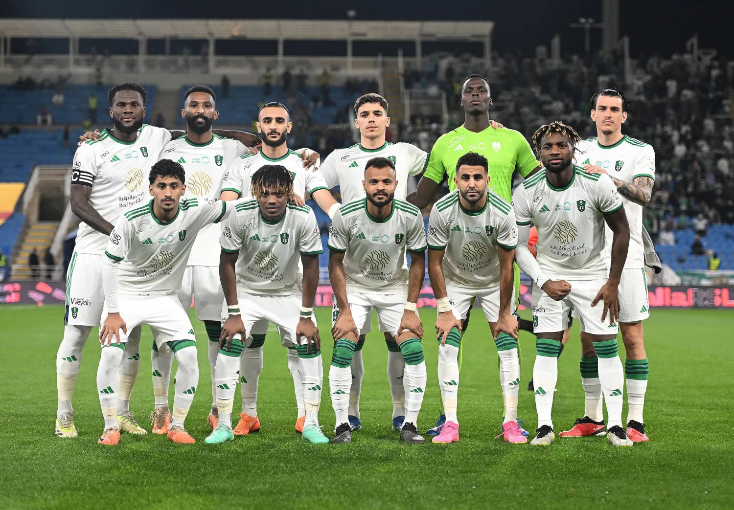 لقطة جماعية لفريق الأهلي السعودي (الشرق الأوسط) 