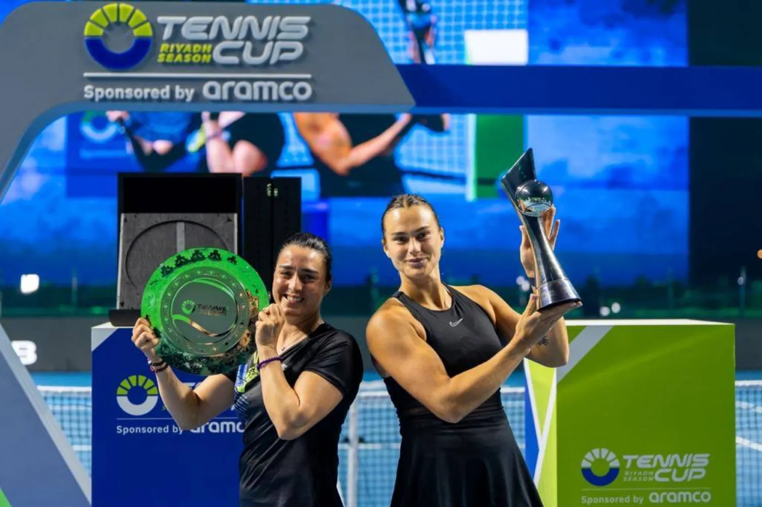 لحظة تتويج سبالينكا بالكأس وأنس جابر بالدرع (الشرق الأوسط)