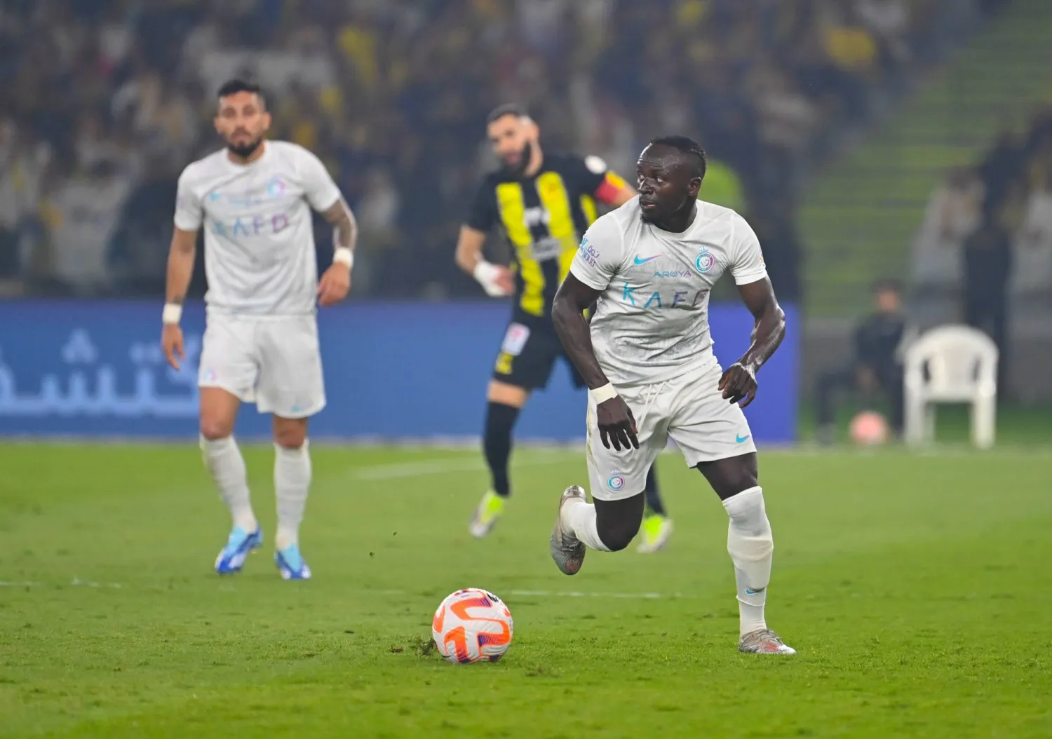 ماني يقود هجمة نصراوية ضد مرمى الاتحاد (أ.ف.ب)