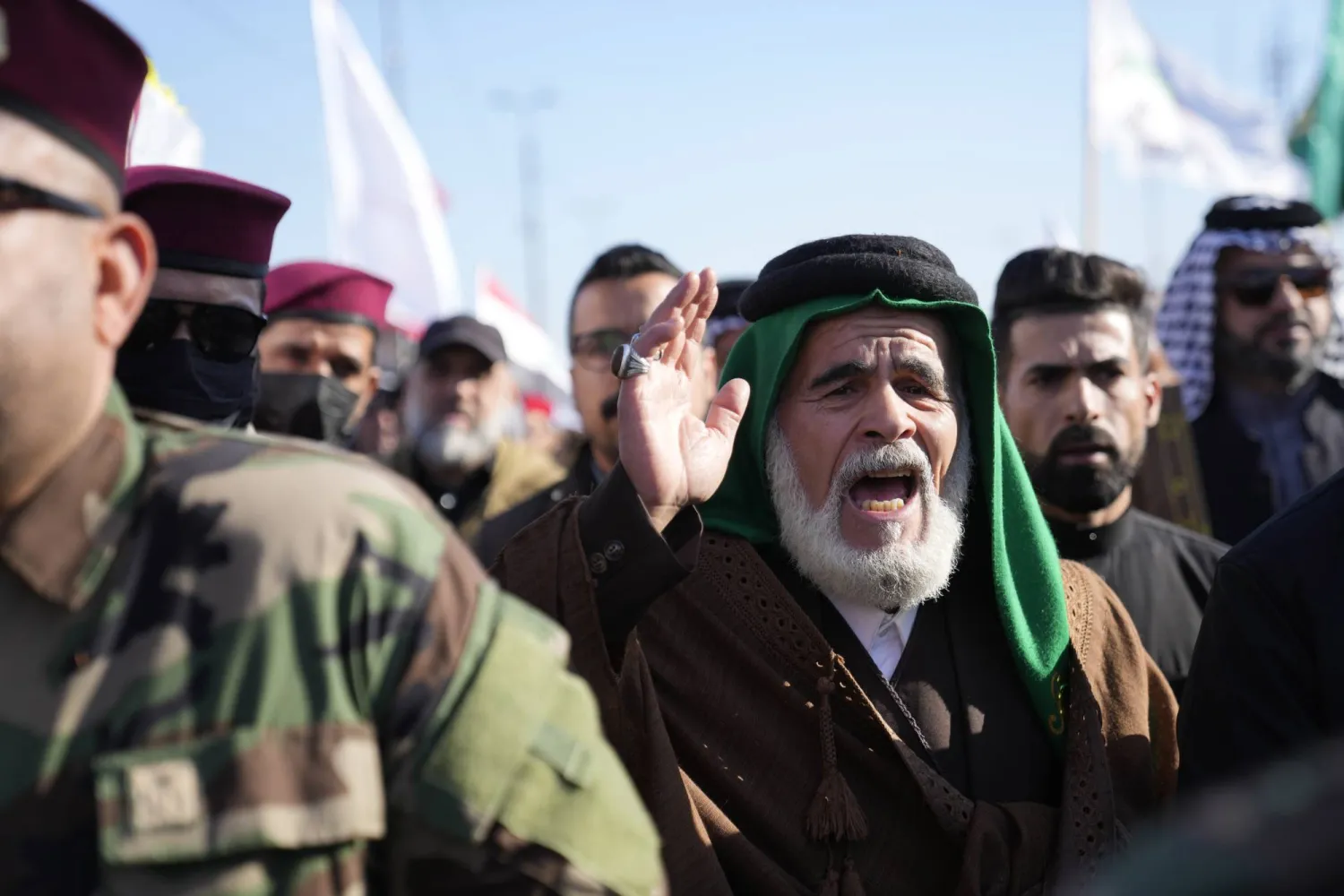 العشرات من أنصار «الحشد الشعبي» شيعوا عنصراً قتل في غارة أميركية جنوب البلاد أمس الثلاثاء (أ.ف.ب)