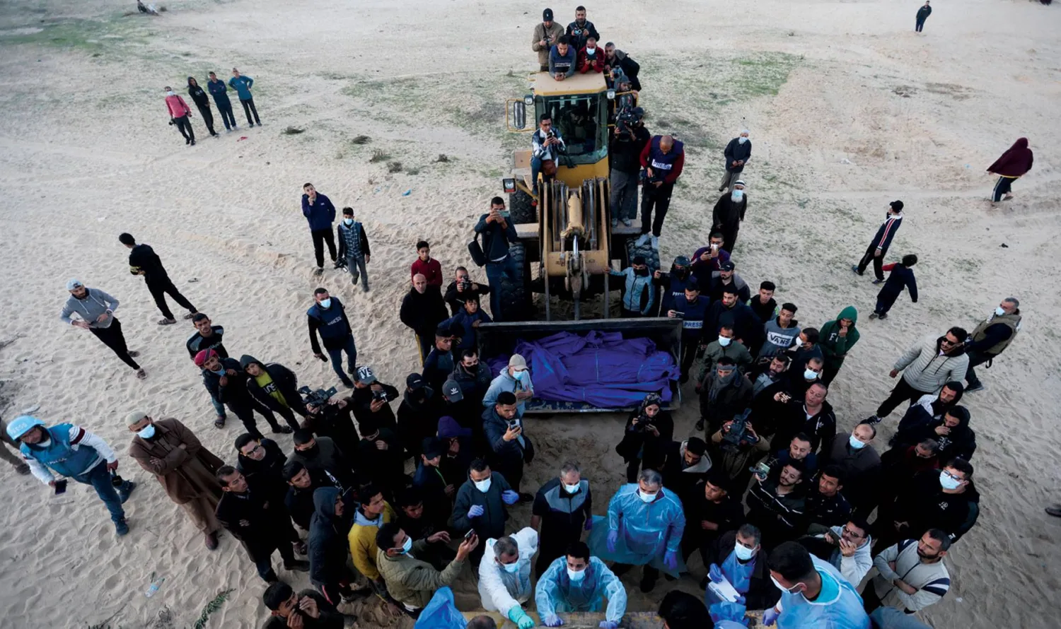 استعدادات لدفن جثامين فلسطينيين أفرجت عنها إسرائيل بعدما قضوا بغارات إسرائيلية في رفح جنوب قطاع غزة أمس (رويترز)