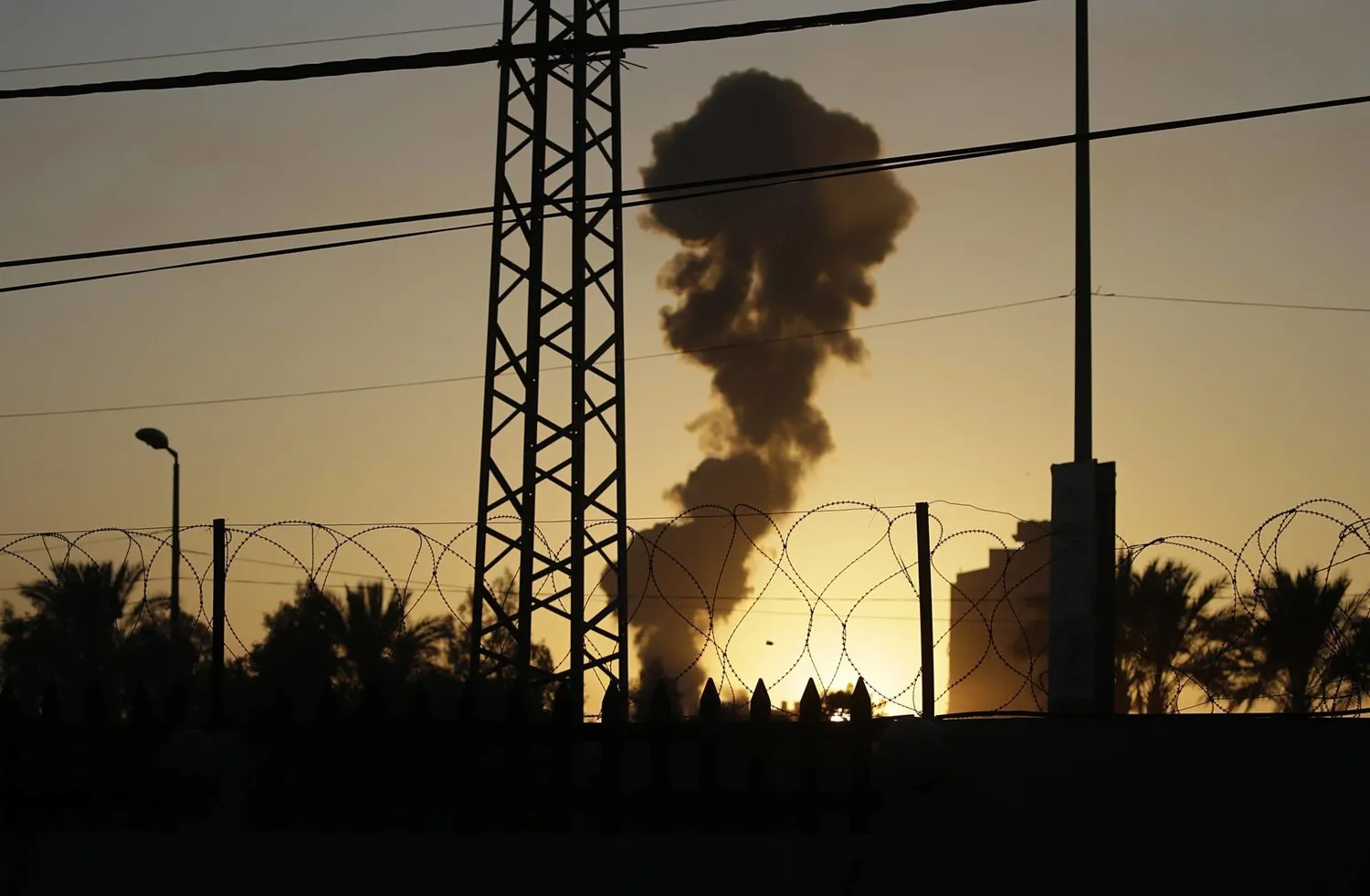 Gazze Şeridi'ndeki Megazi kampından İsrail bombalamalarının dumanları yükseliyor (EPA)