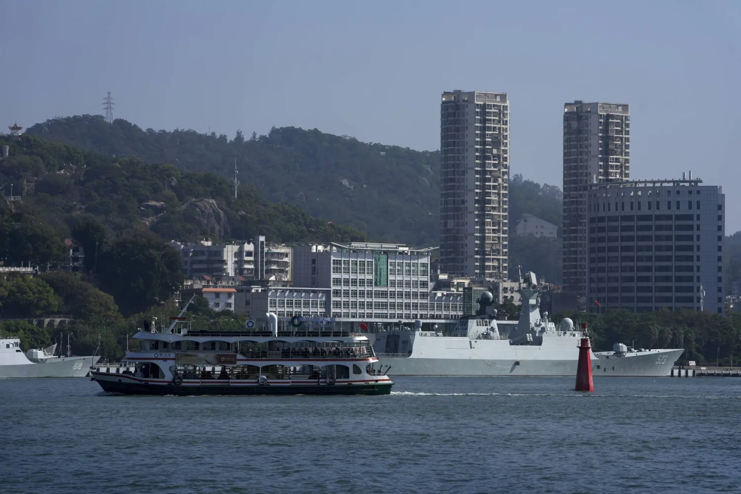 مركب سياحي يُبحر مقابل ساحل مقاطعة فوجيان جنوب شرقي الصين (أ.ب)