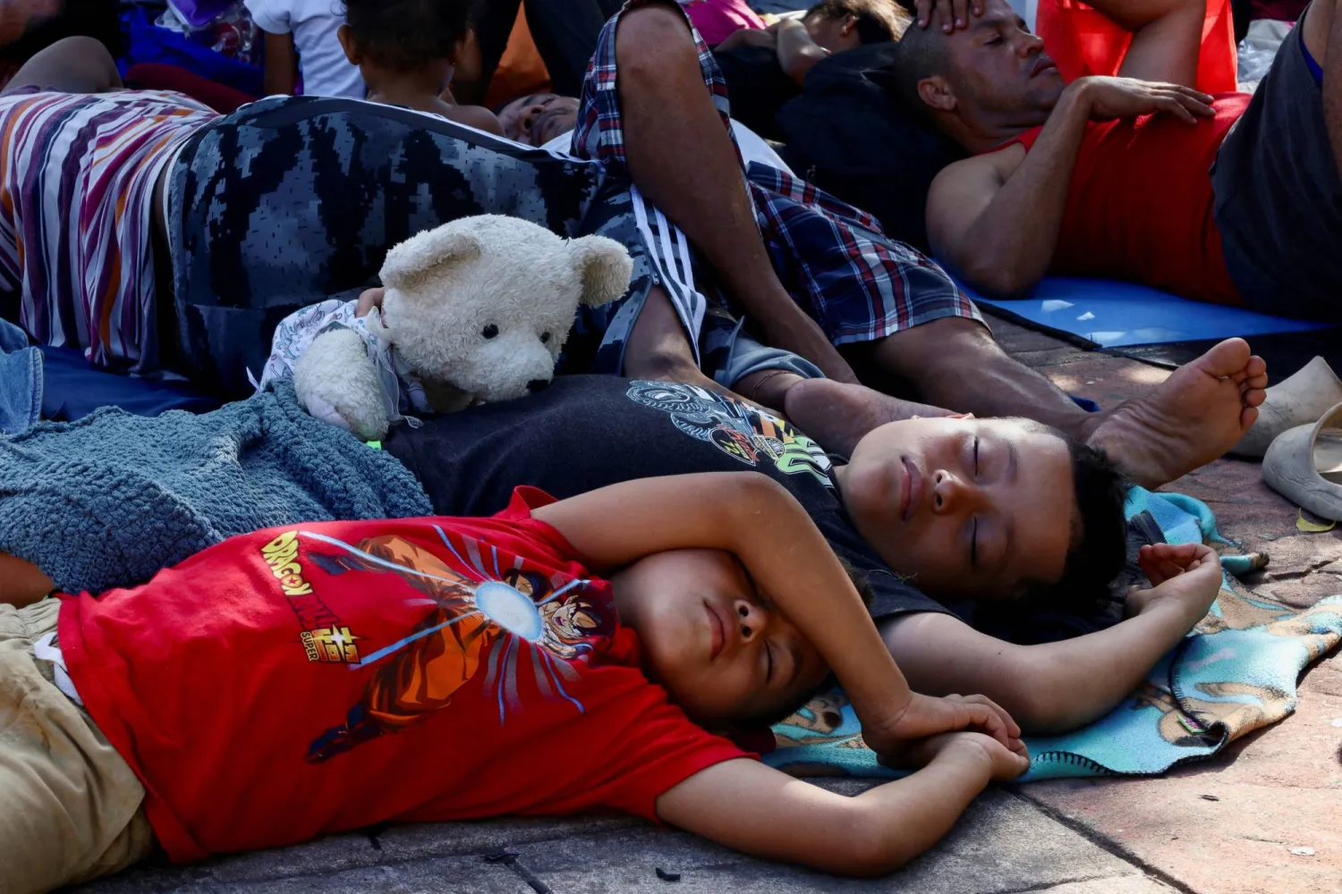 مهاجرون يسافرون في قافلة يستريحون قبل مواصلة رحلتهم عبر المكسيك في محاولة للوصول إلى الحدود الأميركية مع المكسيك (رويترز)