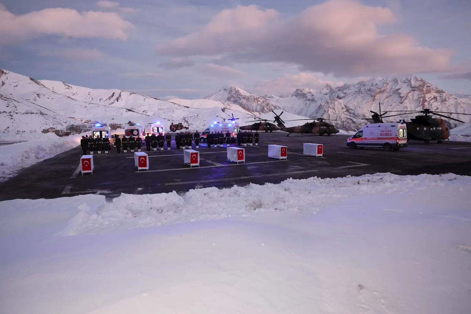 صورة نشرتها وزارة الدفاع التركية لنقل جثامين 6 من جنودها قتلوا في شمال العراق