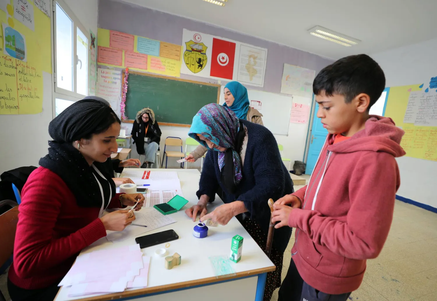 سجلت انتخابات المجالس المحلية مشاركة ضعيفة للناخبين (إ.ب.أ)