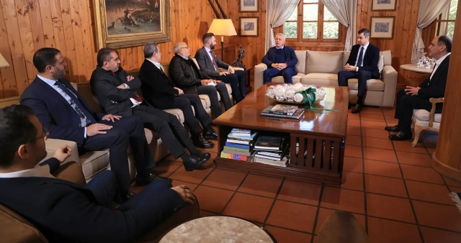 الوزير السابق سليمان فرنجية مستقبلاً وفد الحزب «التقدمي» برئاسة النائب تيمور جنبلاط (الوكالة الوطنية)