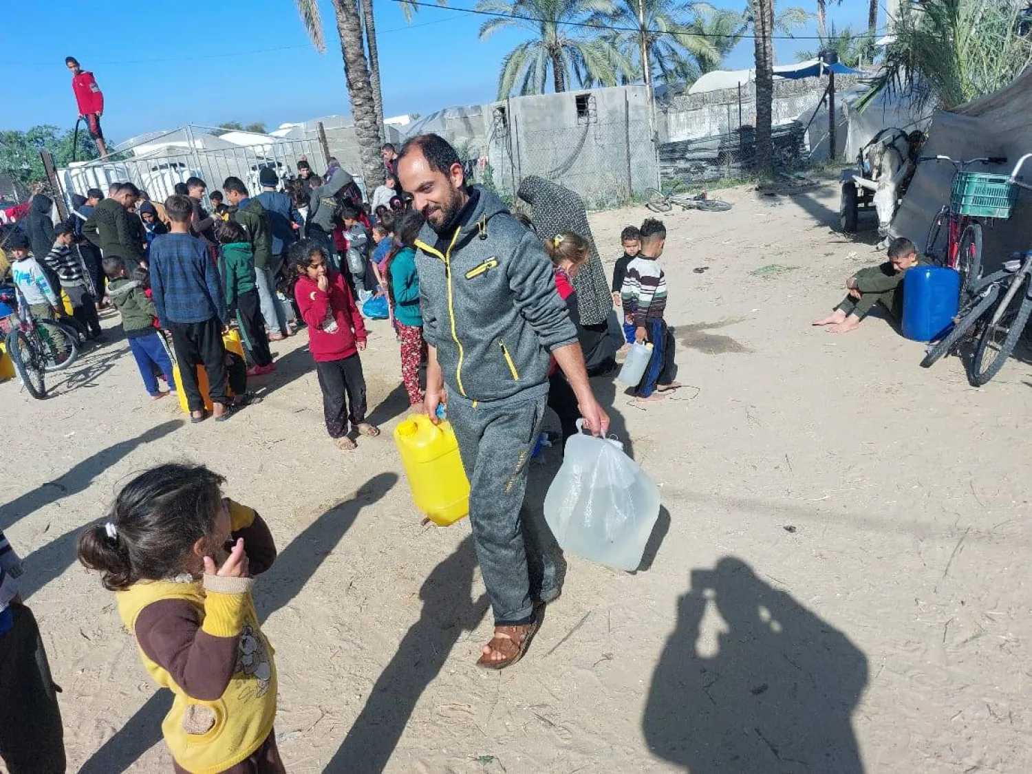 الحصول على المياه الصالحة للشرب في مناطق النزوح معركة تخوضها العائلات بشكل يومي (وكالة أنباء العالم العربي)