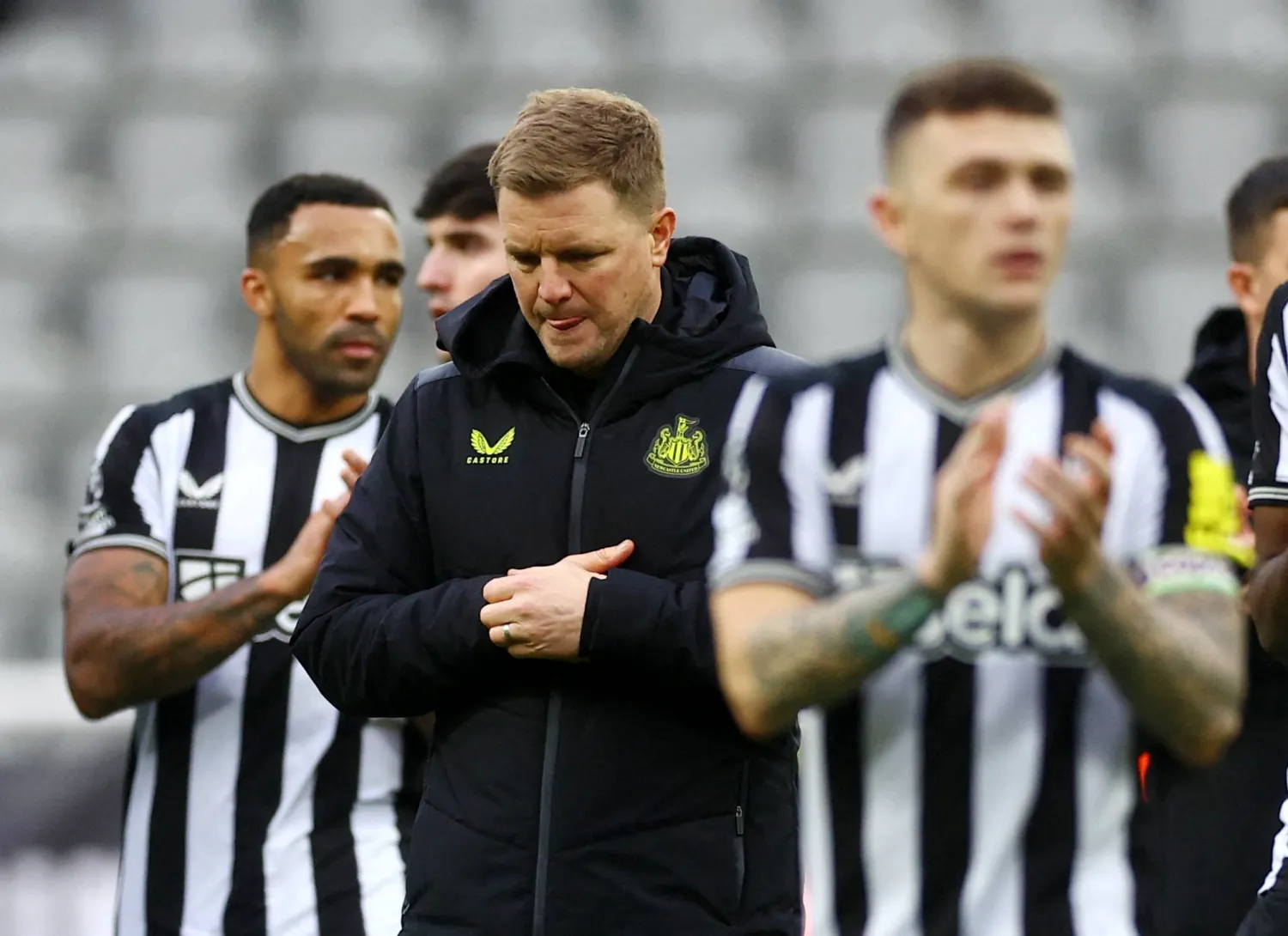 إيدي هاو مدرب نيوكاسل متحسراً عقب الخسارة أمام نوتنغهام ضمن منافسات الدوري الإنجليزي الممتاز (رويترز)