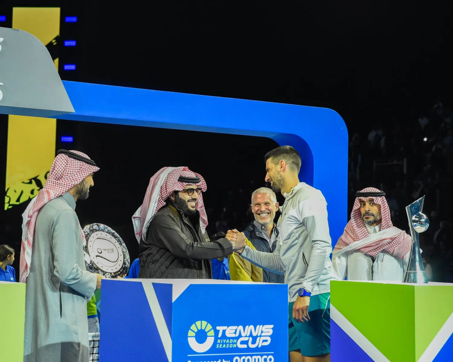 تركي آل الشيخ بجوار وزير الرياضة خلال التتويج (الشرق الأوسط) 