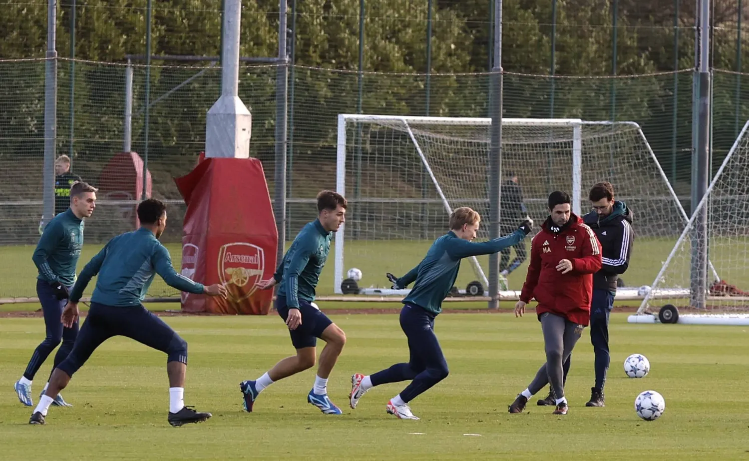 أرتيتا مدرب أرسنال (يمين) يشارك لاعبيه خلال الاعداد لمواجهة أستون فيلا الصعبة (رويترز)