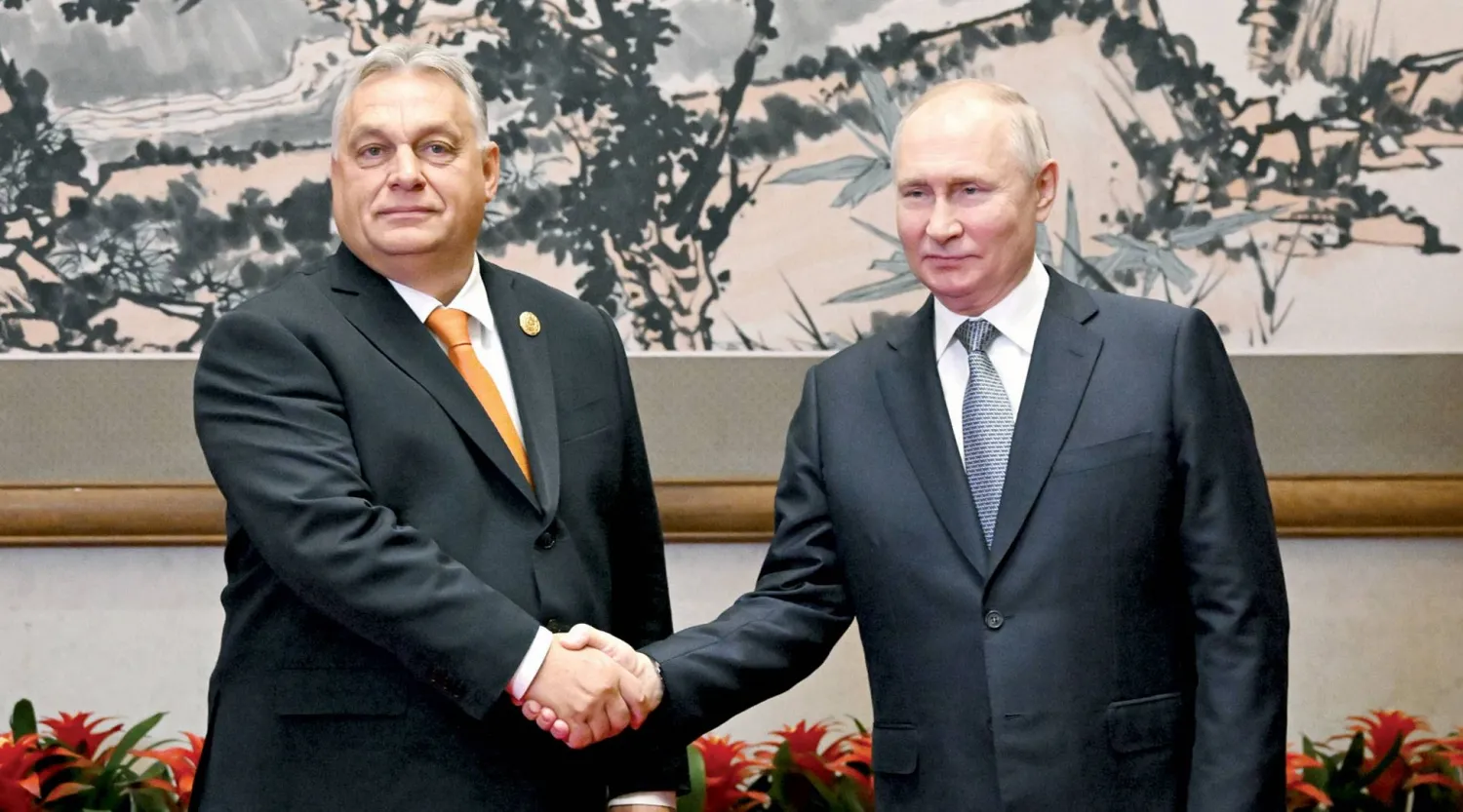  رئيس الوزراء المجري فيكتور أوربان يصافح الرئيس الروسي فلاديمير بوتين في أكتوبر الماضي (إ.ب.أ)


