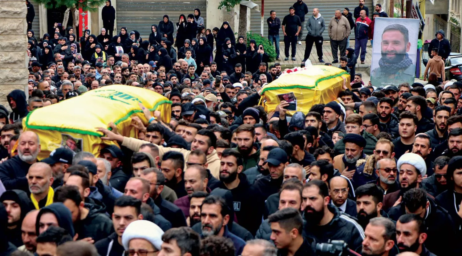 من تشييع ضحايا الغارة الإسرائيلية على مدينة بنت جبيل في جنوب لبنان (أ.ف.ب)