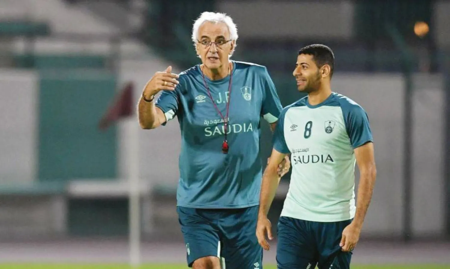 فوساتي يوجه تيسير الجاسم إبان تدريبه للأهلي (الشرق الأوسط)