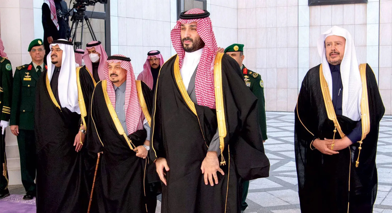  ولي العهد السعودي لدى وصوله إلى مجلس الشورى لإلقاء الخطاب الملكي السنوي أمس (واس)