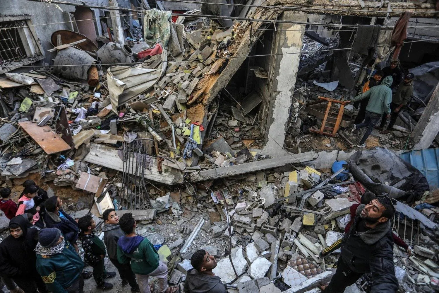 Palestinians inspect a destroyed building after an Israeli air strike on Rafah in the southern Gaza Strip (dpa)

