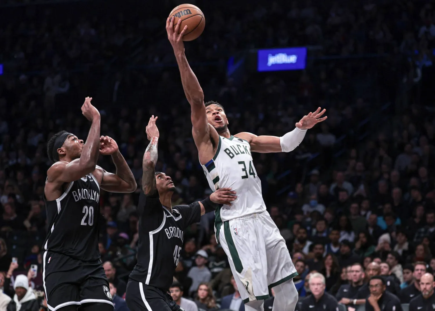 أنتيتوكونمبو قاد الباكس للفوز على بروكلين نتس (رويترز)