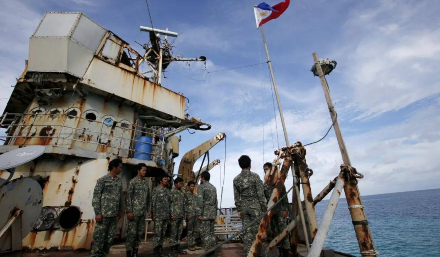 مشاة البحرية الفلبينية أعلى سييرا مادري وهي سفينة بحرية متهالكة جنحت منذ عام 1999 وأصبحت مفرزة عسكرية في توماس شول الثانية المتنازع عليها في بحر الصين الجنوبي (رويترز)
