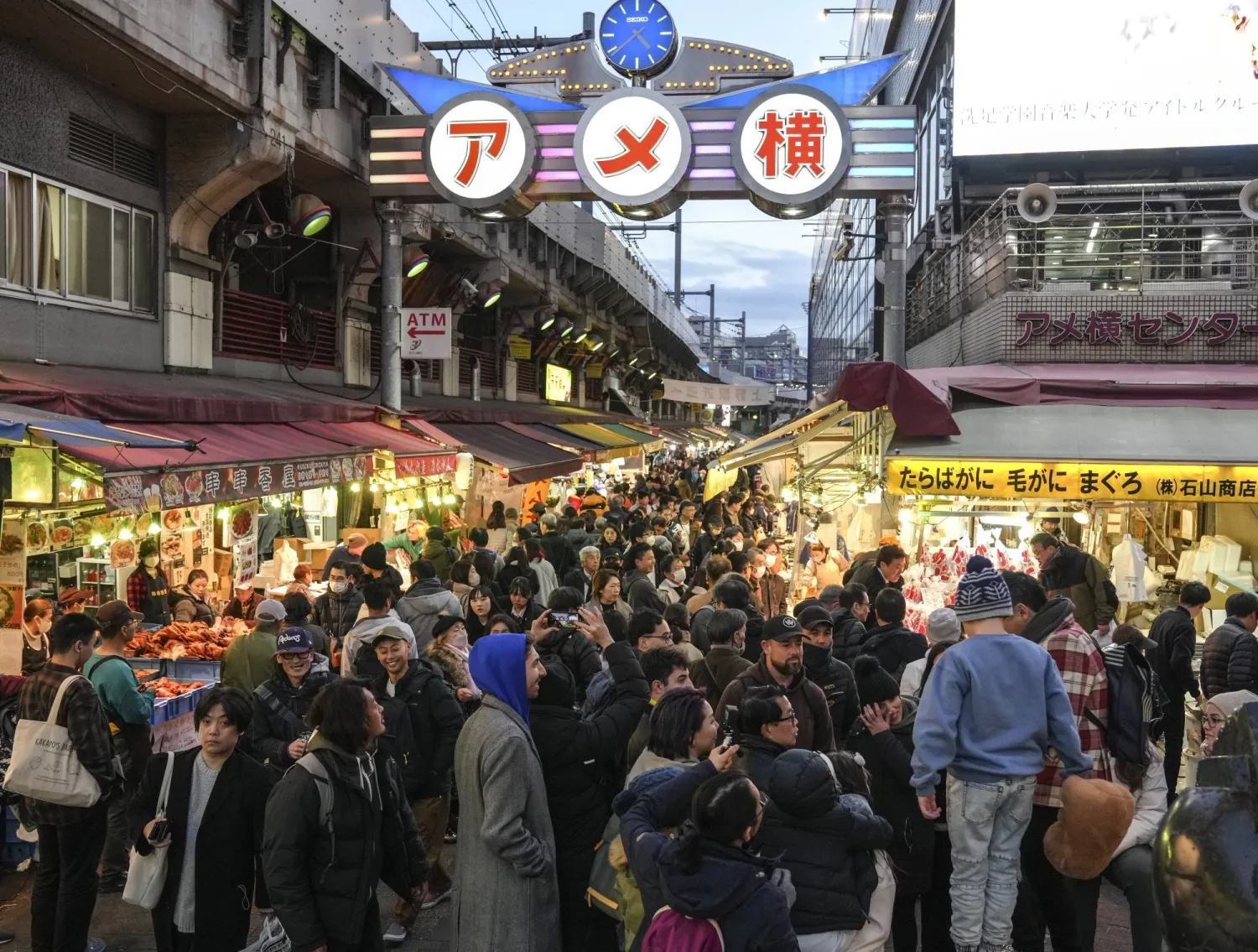 يابانيون يتزاحمون على محلات الأكل وسط الاحتفالات بالعام الجديد في العاصمة طوكيو (إ.ب.أ)