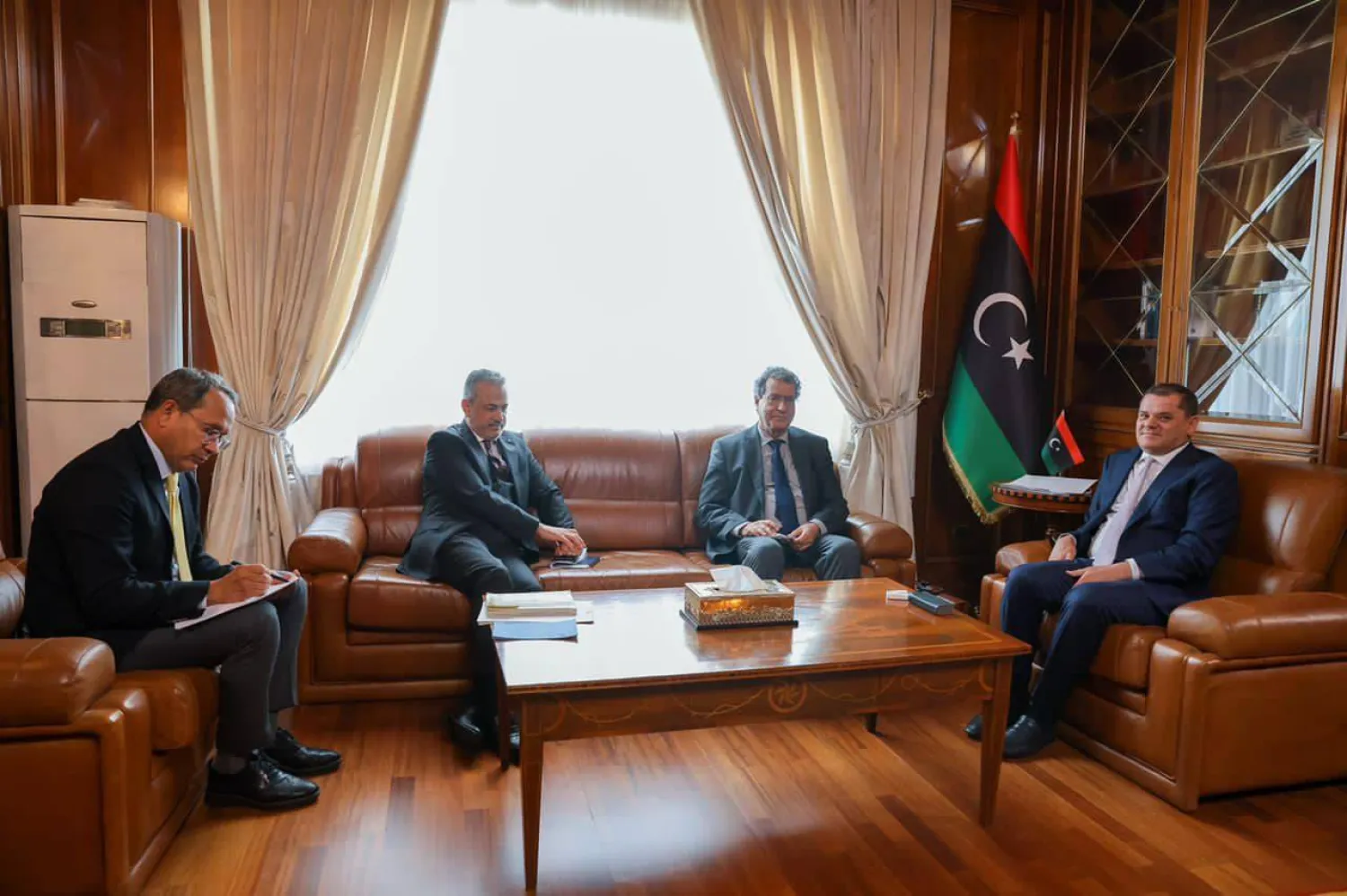 الدبيبة وبجواره عون وبن قدارة وعادل جمعة وزير شؤون مجلس الوزراء في لقاء سابق (حكومة «الوحدة»)