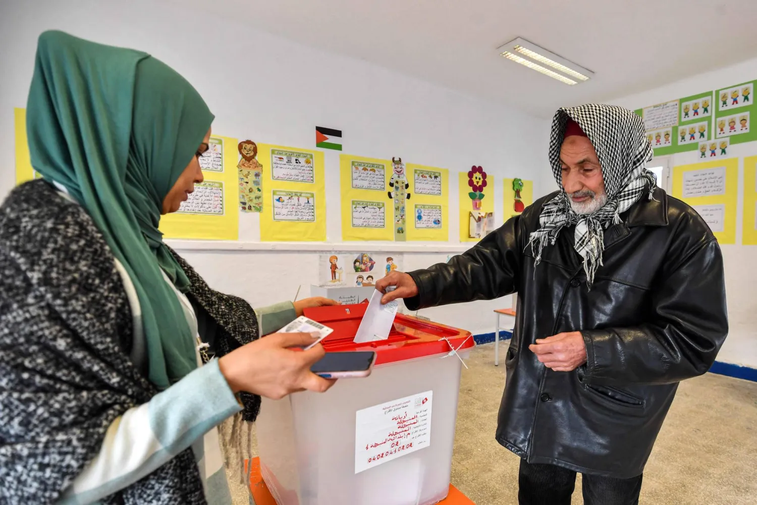  تونسي يدلي بصوته في انتخابات المجالس المحلية (أ.ف.ب)