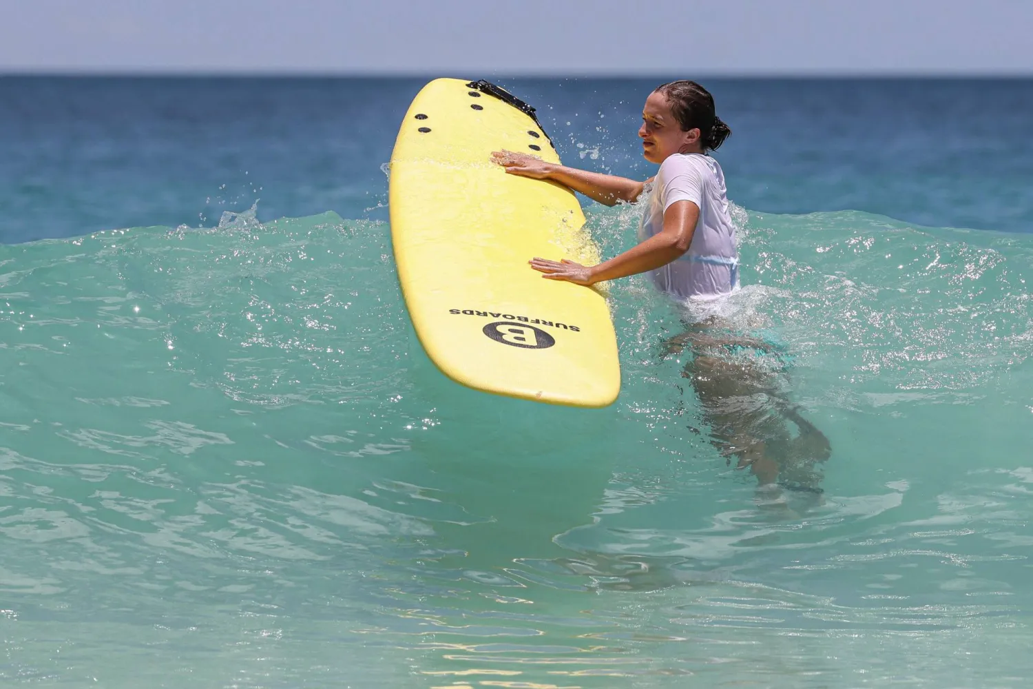 شيفونتيك خلال مشاركتها في حدث ترويجي لتعلم ركوب الأمواج على شاطئ سكاربورو في بيرث (أ.ف.ب)