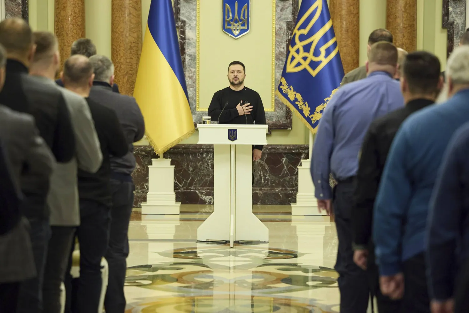 الرئيس الأوكراني فولوديمير زيلينسكي في احتفال في المقر الرئاسي في كييف (د.ب.أ)