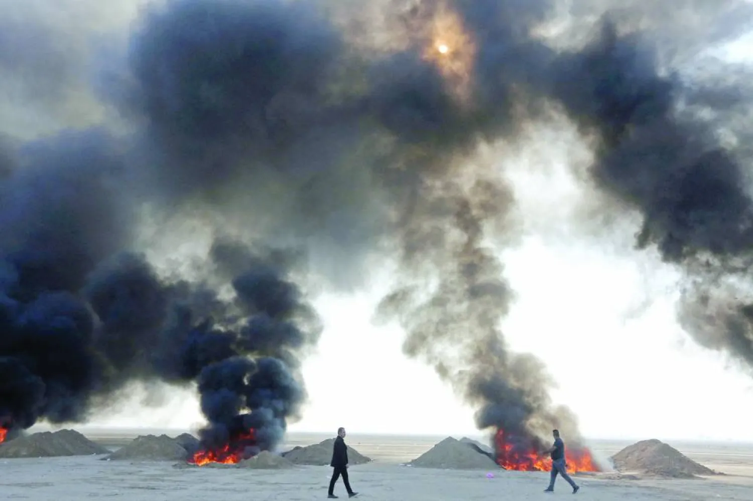 السلطات العراقية أثناء حرق 5 أطنان و900 كيلوغرام من المخدرات (أرشيفية - أ.ف.ب)