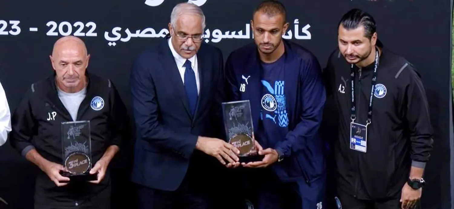 من مراسم تتويج فريق بيراميدز بالمركز الثالث ضمن منافسات كأس السوبر المصري في أبوظبي (الشرق الأوسط)