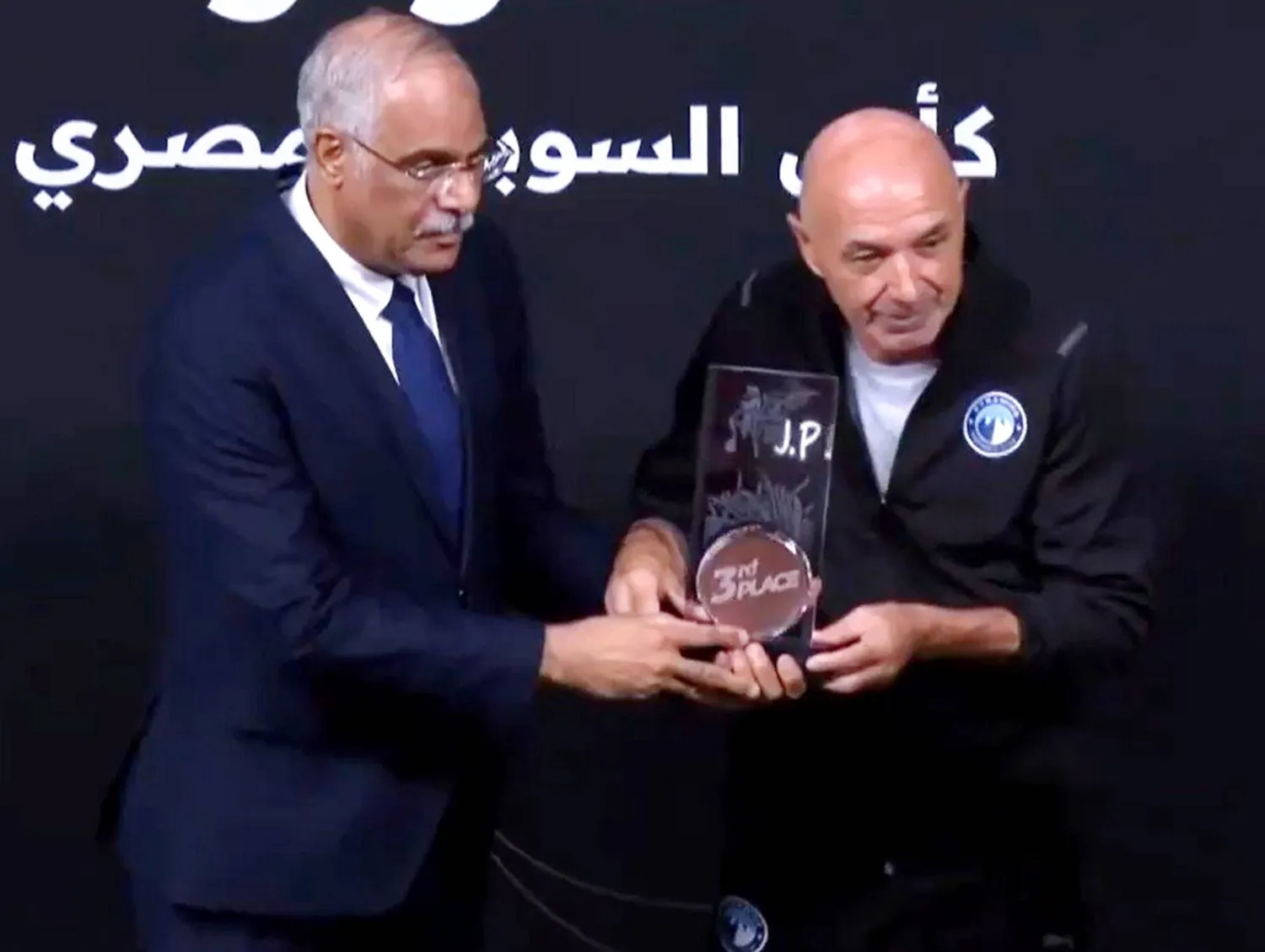 باتشيكو يتسلم جائزة المركز الثالث في السوبر المصري في أبوظبي (الشرق الأوسط)