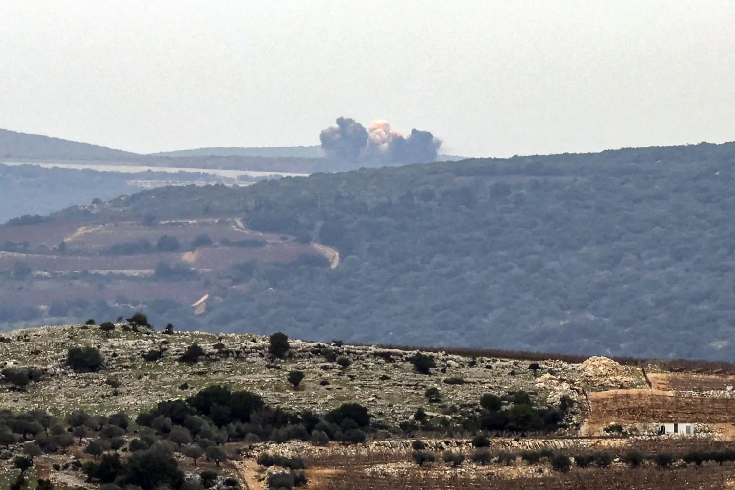 قصف إسرائيلي على بلدة مروحين الحدودية في جنوب لبنان (أ.ف.ب)