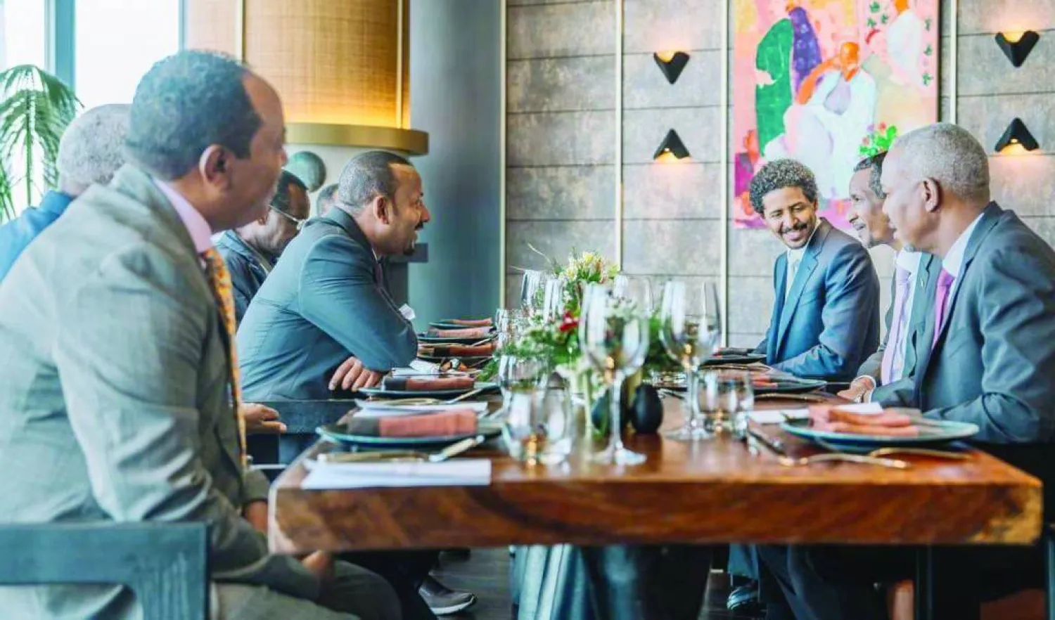  آبي أحمد مجتمعاً مع «حميدتي» في أحد مطاعم أديس أبابا أمس (إكس)