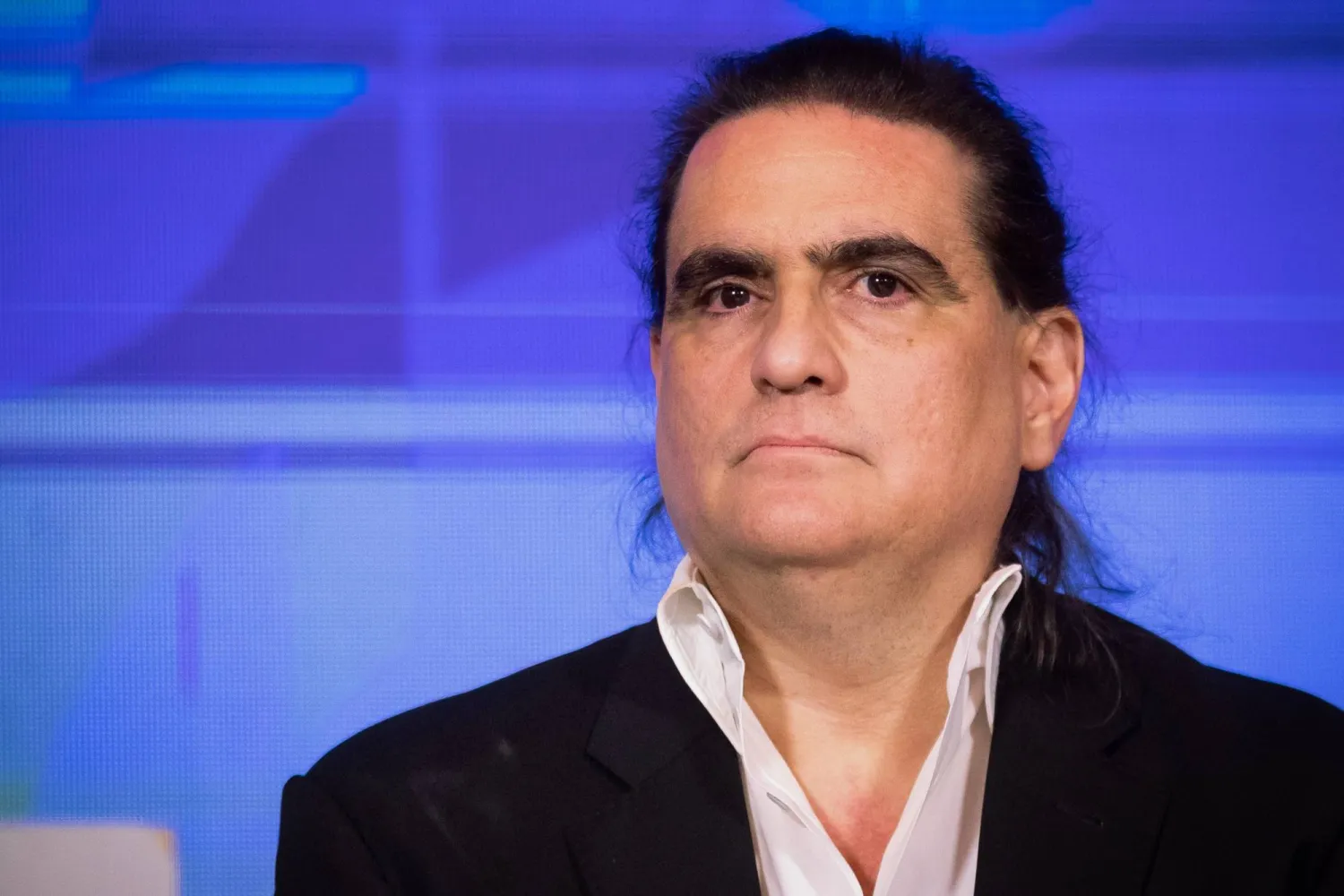 رجل الأعمال أليكس صعب يحضر مؤتمراً صحافياً في كاراكاس بفنزويلا في 21 ديسمبر 2023 (إ.ب.أ)