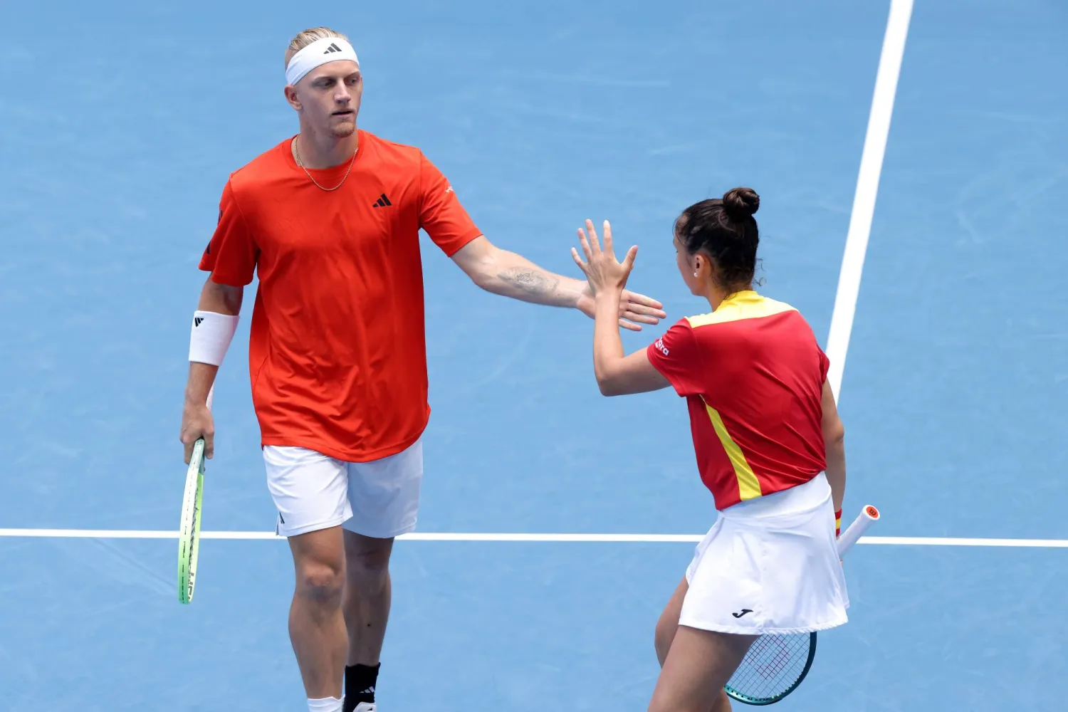 فريق إسبانيا المختلط تألق في المباراة (إ.ب.أ)