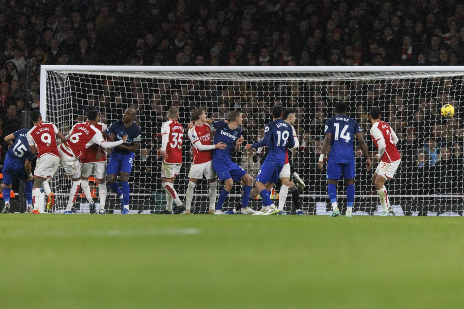 جانب من مباراة آرسنال ووست هام أمس (إ.ب.أ)