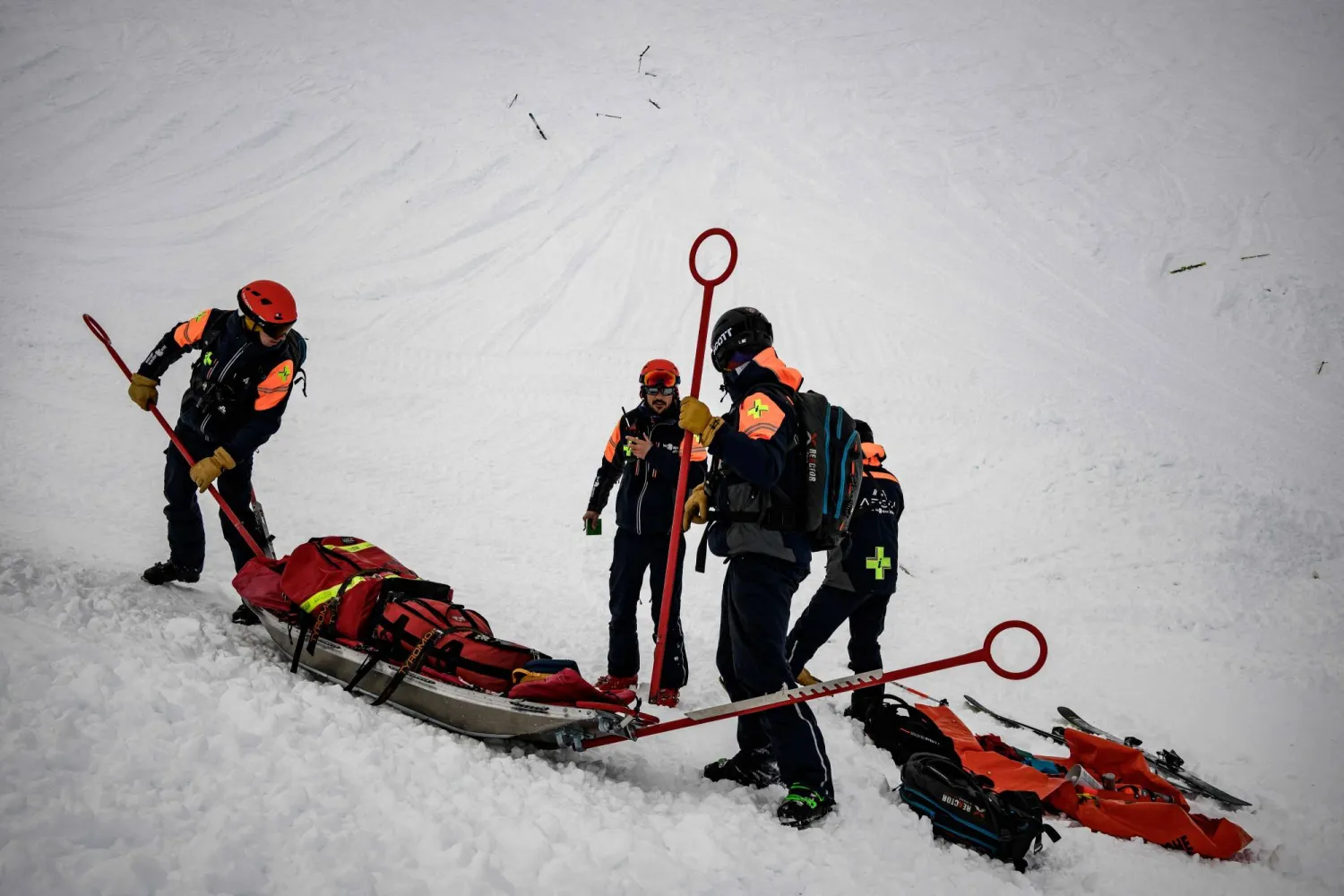 رجال إنقاذ يشاركون في عملية بحث وإنقاذ لضحايا انهيار جليدي في منتجع "لي دو زالب" (Les Deux Alpes) للتزلج في جبال الألب، بجنوب شرق فرنسا (أ.ف.ب)