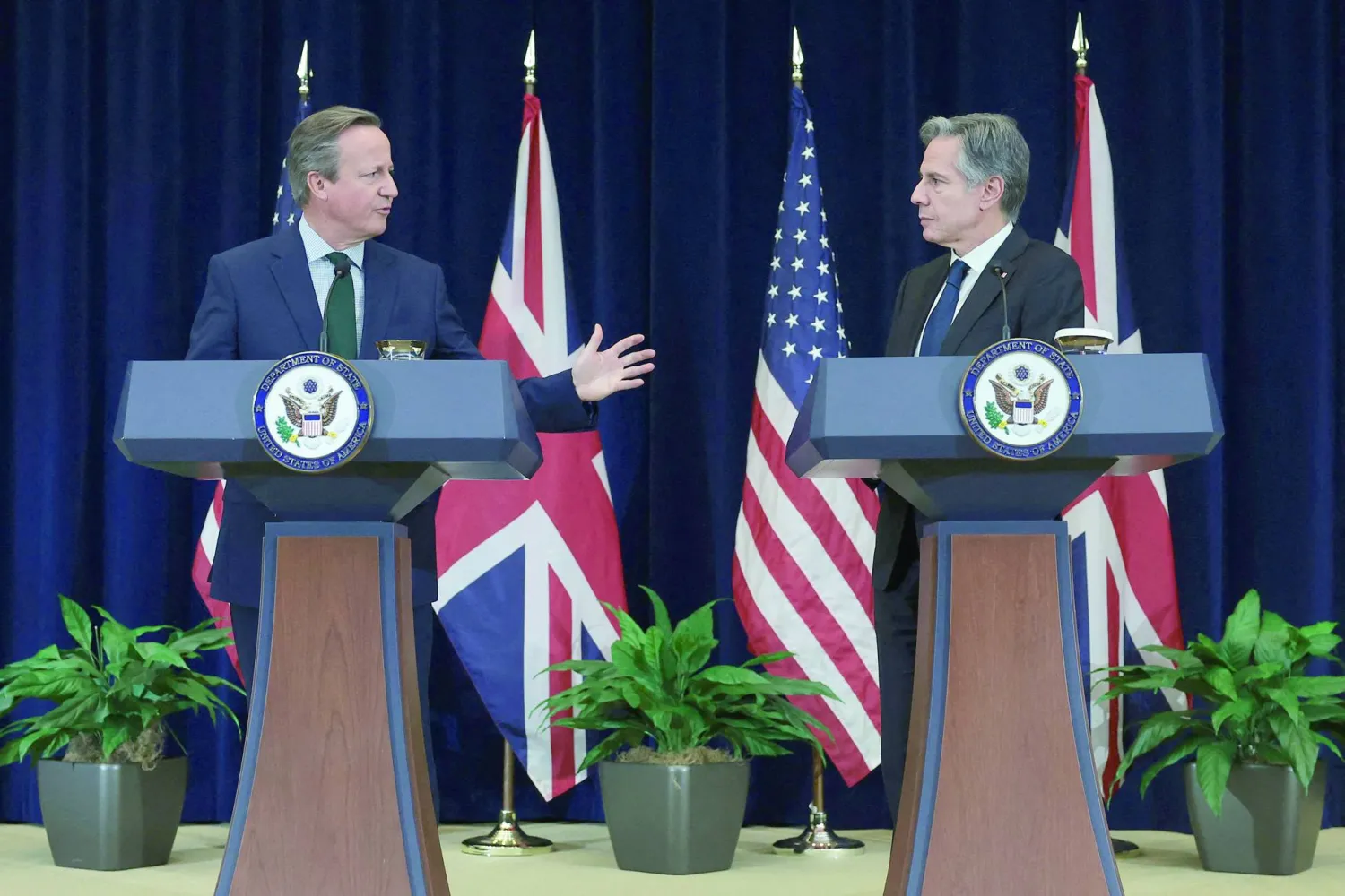 وزير الخارجية الأميركي أنتوني بلينكن خلال مؤتمر صحافي مع نظيره البريطاني ديفيد كاميرون في واشنطن (أ.ف.ب)