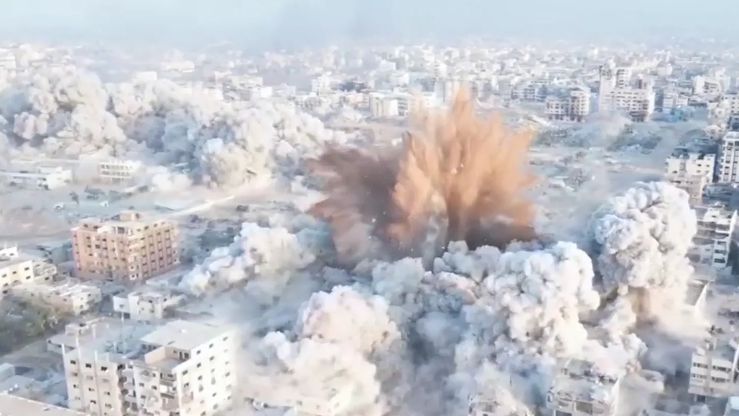 صورة ملتقطة من فيديو للجيش الإسرائيلي تظهر نسف أجزاء واسعة من منطقة سكنية في غزة