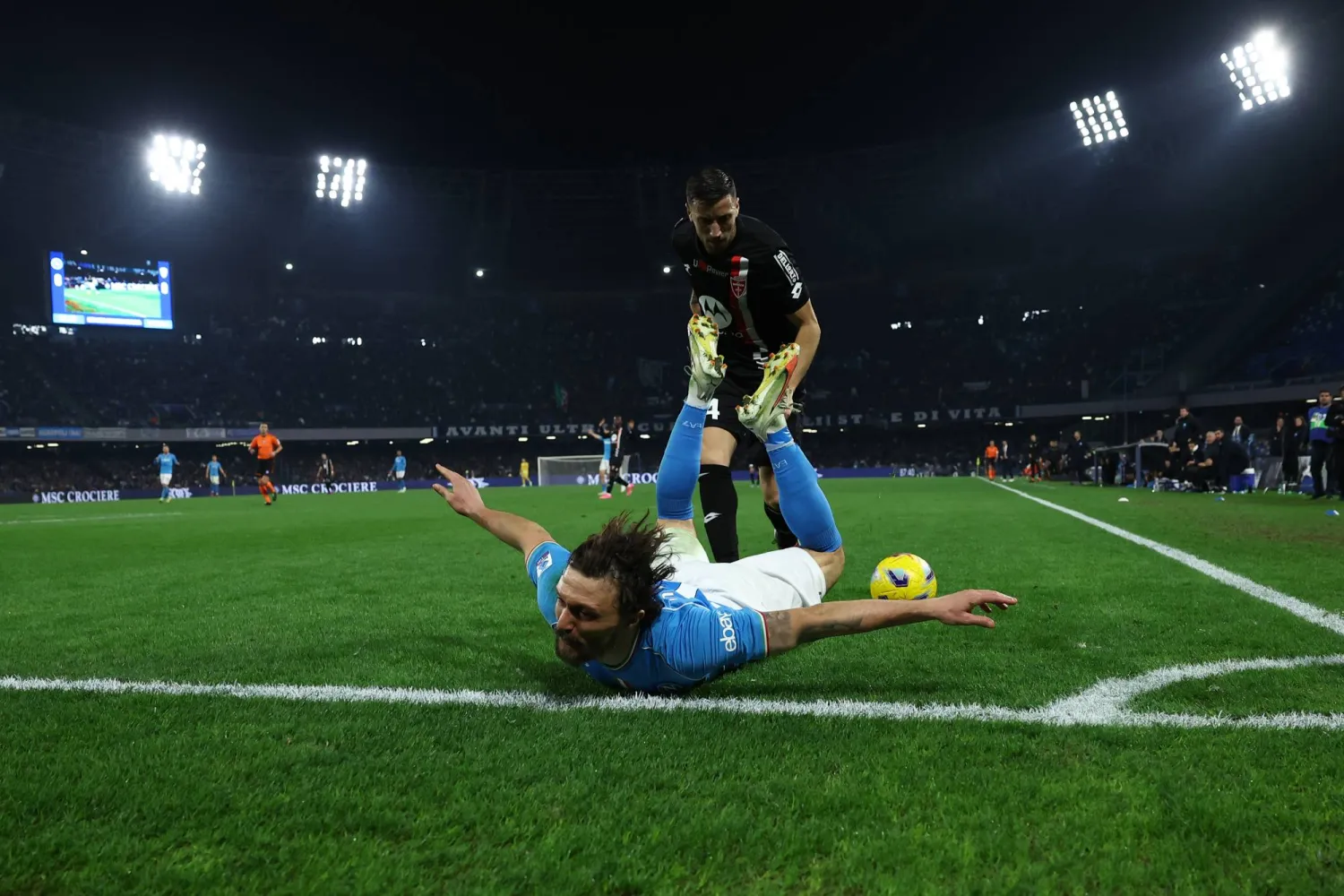 روي و سيوريا يتصارعان على الكرة خلال مباراة فريقيهما نابولي ومونزا (د.ب.أ)