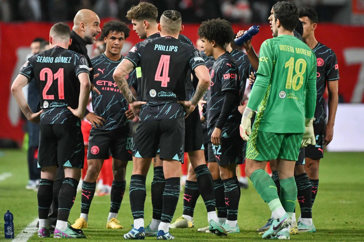 غوارديولا مدرب سيتي وفريقه قادرون على تقليص الفارق مع المتصدر الى نقطتين فقط (ا ف ب)