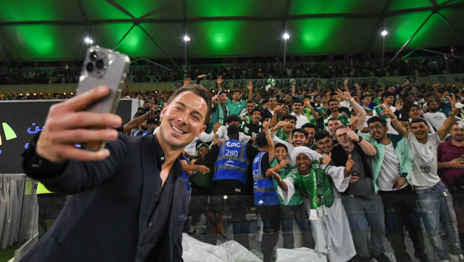 يايسله يلتقط صورة سيلفي مع الجماهير (تصوير: علي خمج) 