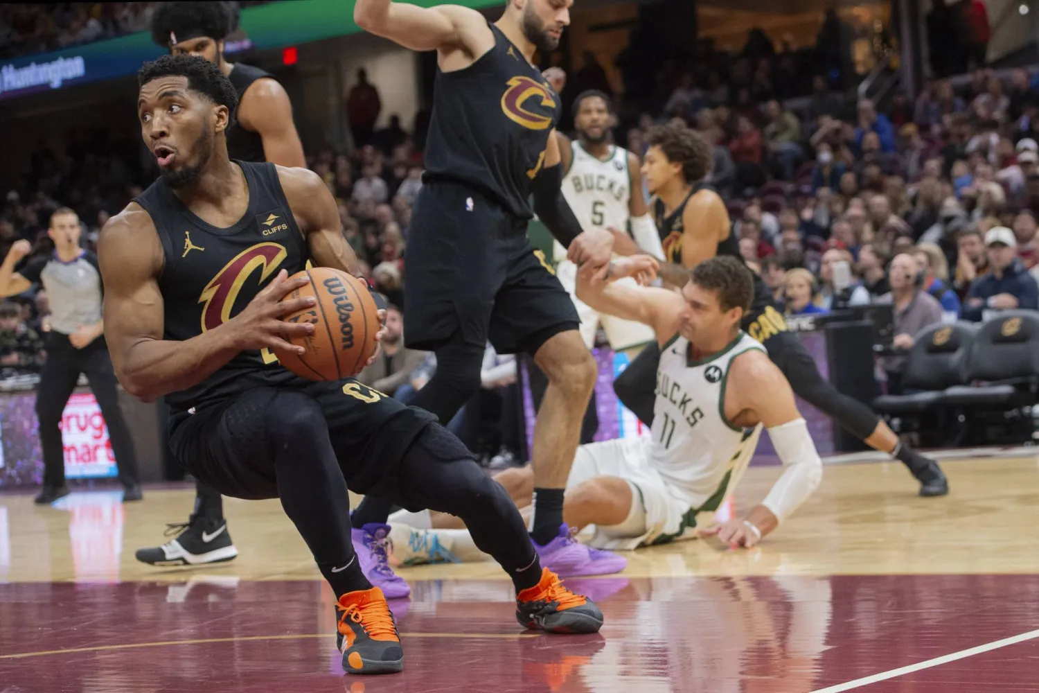 المباراة كانت صعبة على باكس بقيادة اليوناني يانيس أنتيتوكونمبو (أ.ب)