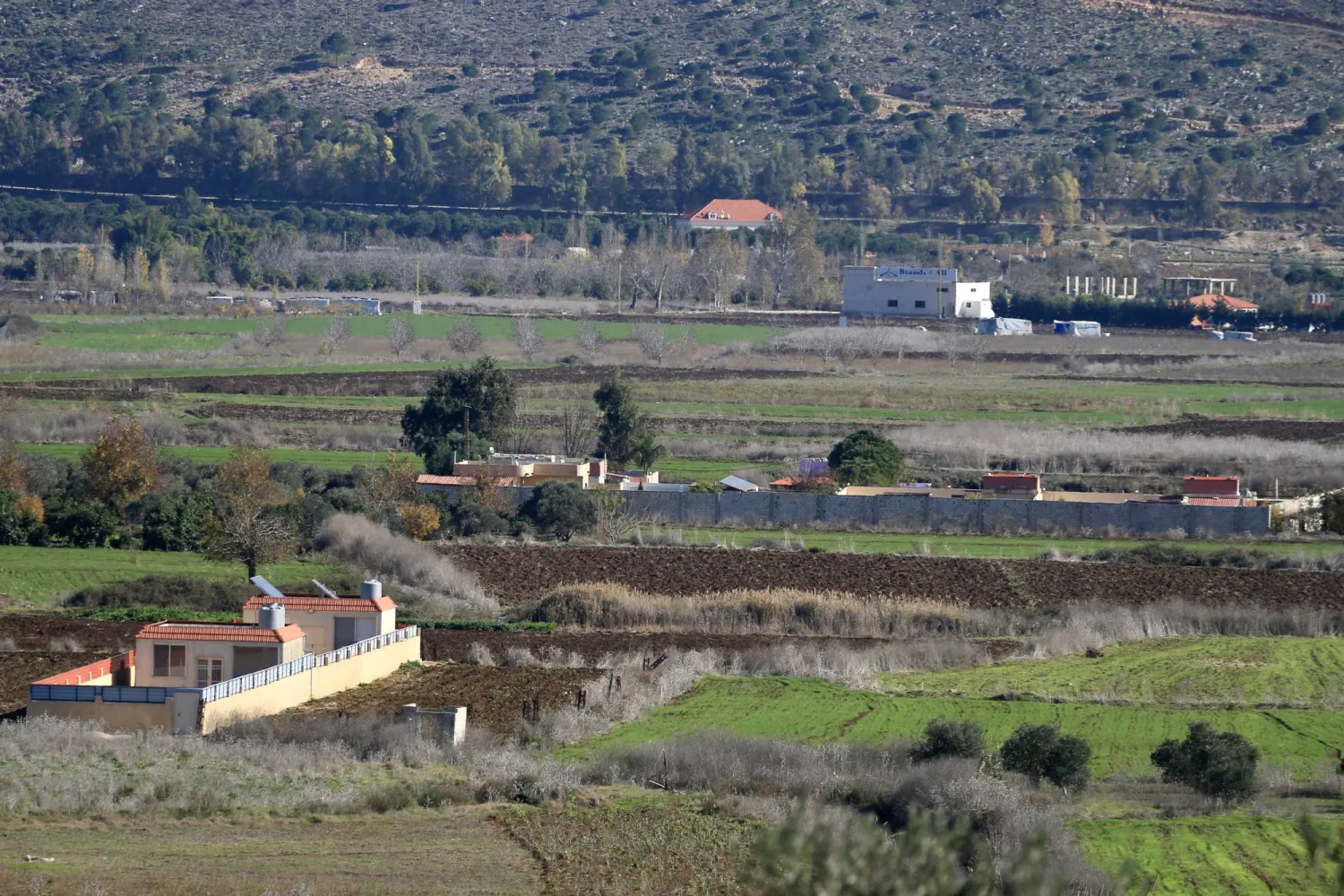 لقطة عامة لسهل الخيام بالقرب من الحدود مع إسرائيل في لبنان (إ.ب.أ)