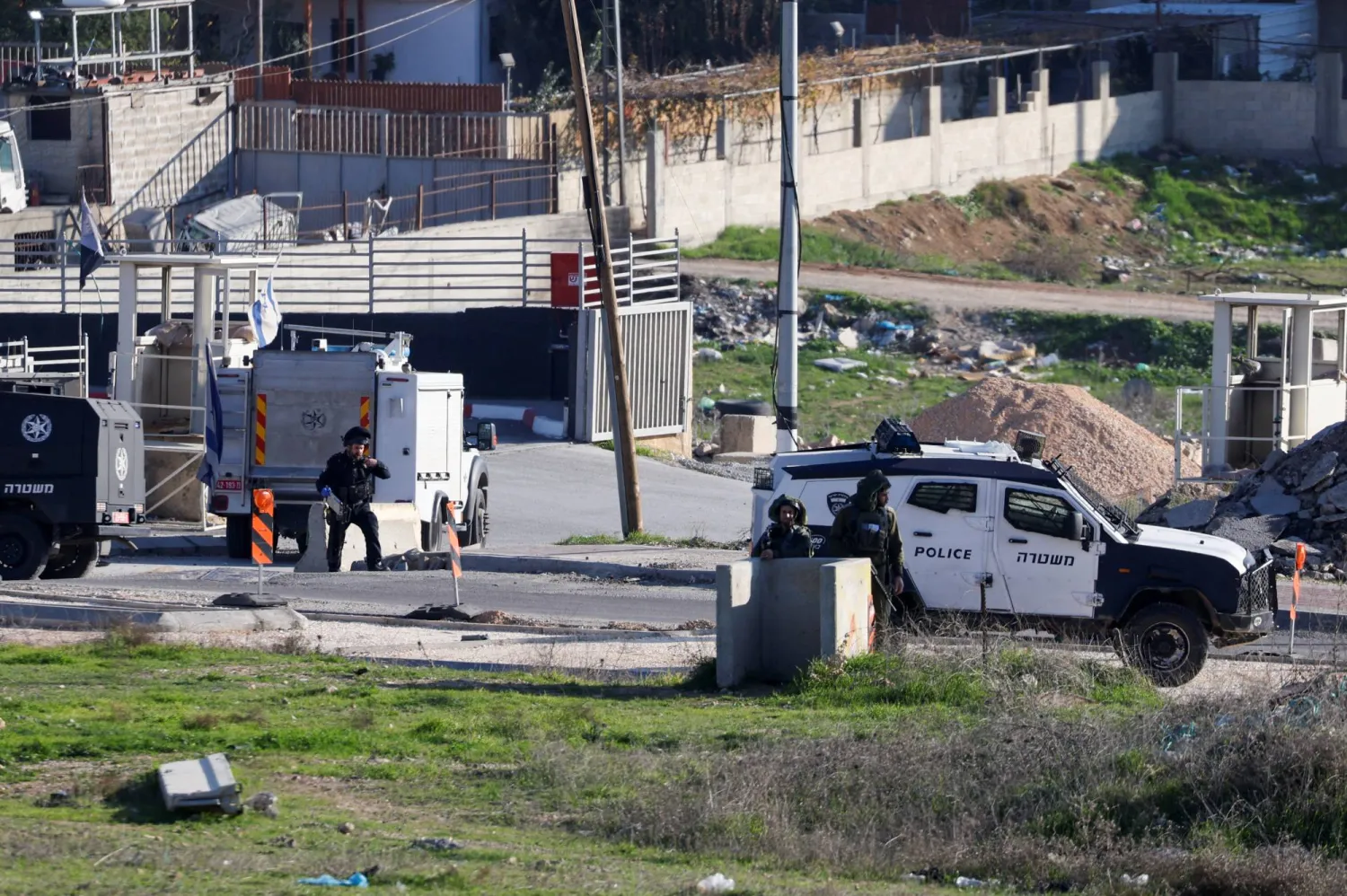 قوات أمنية إسرائيلية توجد في موقع عملية دهس بالقرب من الخليل في الضفة الغربية (رويترز)