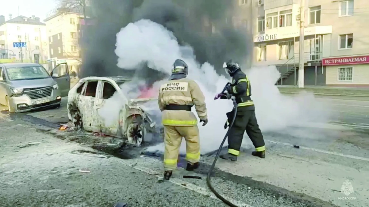  رجال الإطفاء يحاولون إخماد حريق نشب في سيارة بعد القصف الأوكراني على بيلغورود (رويترز)