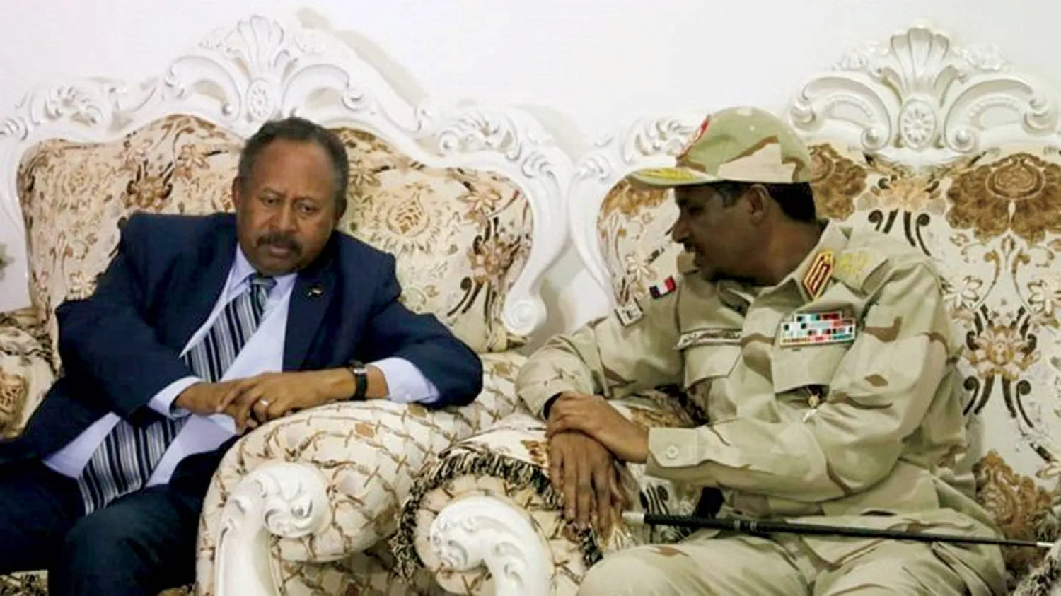  أرشيفية للقاء سابق بين قائد قوات «الدعم السريع» محمد حمدان دقلو (حميدتي) ورئيس الوزراء السابق عبد الله حمدوك