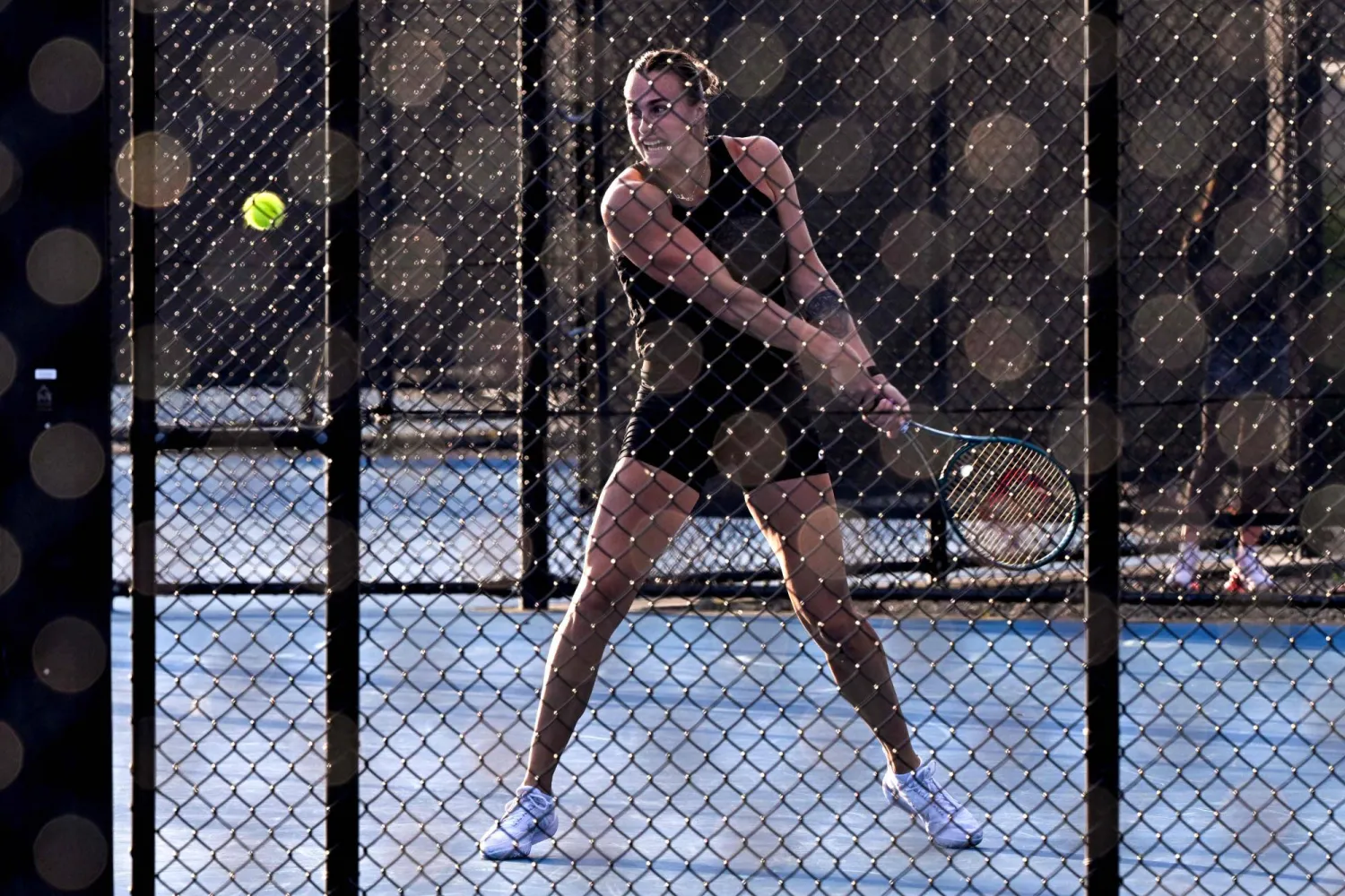 سبالينكا تحضر جلسة تدريب في بطولة برزبين الدولية للتنس (أ.ف.ب)