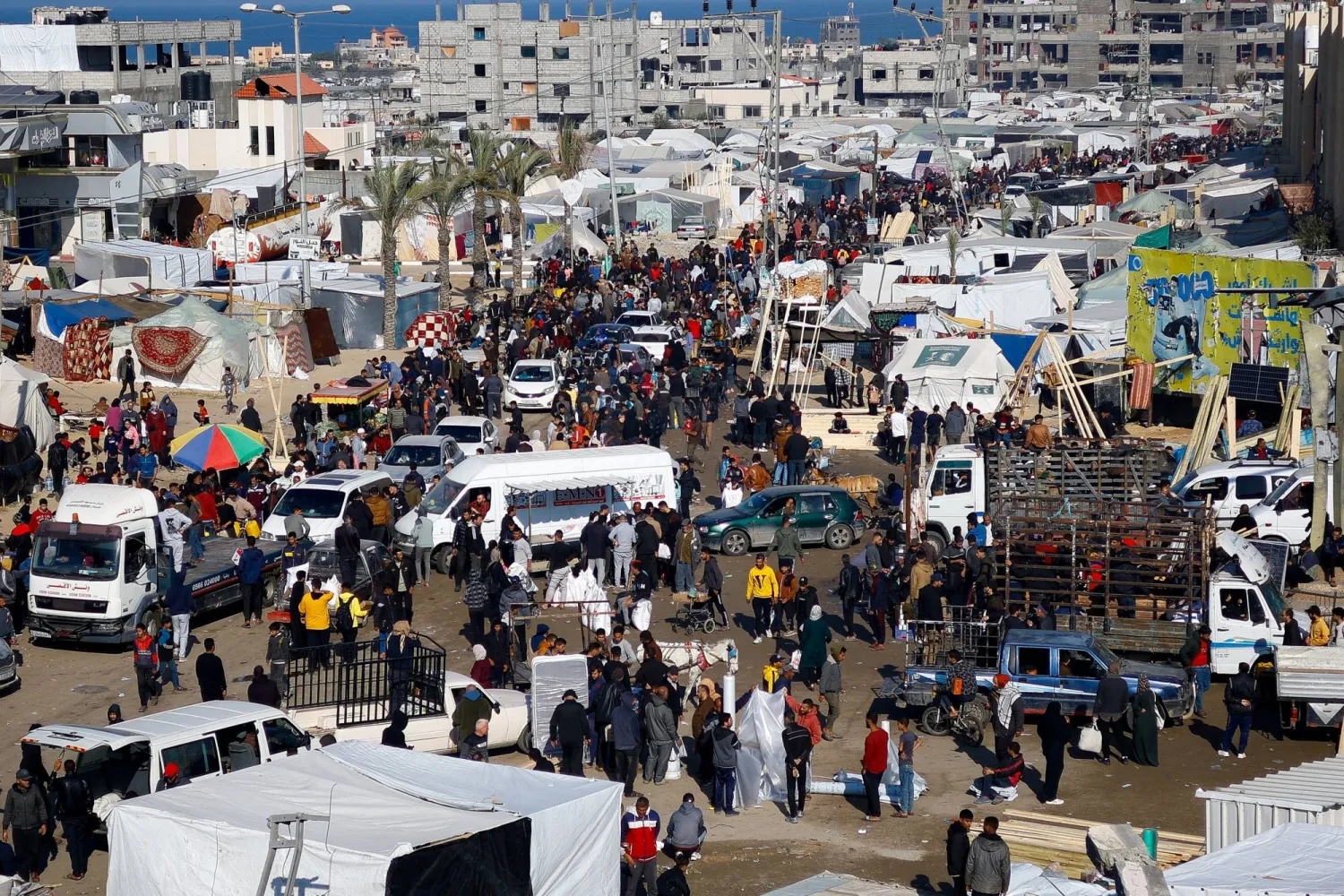 نازحون فلسطينيون فروا من منازلهم بسبب الضربات الإسرائيلية يلجأون إلى مخيم في رفح (رويترز)
